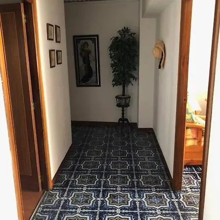 Grande, La Mar Esta 5 Minutos Andando