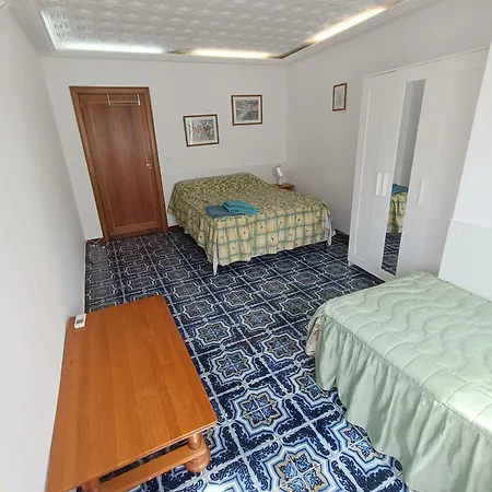 Grande, La Mar Esta 5 Minutos Andando