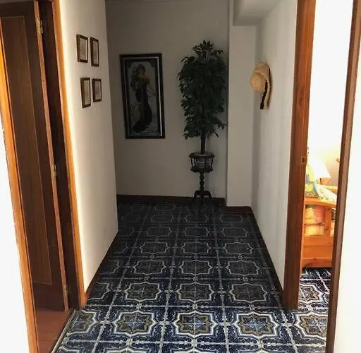 Grande, La Mar Esta 5 Minutos Andando