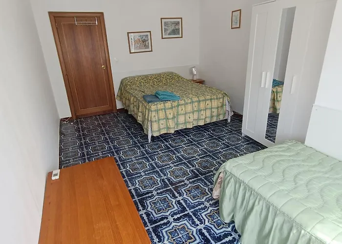 Grande, La Mar Esta 5 Minutos Andando